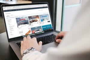 Zalety i wady szkoleń online vs. stacjonarnych