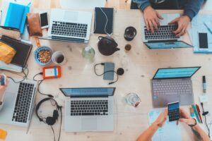 Automatyzacja i sztuczna inteligencja – jakie zawody są zagrożone?
